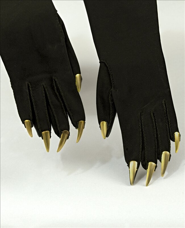 Перчатки с накладными ногтями, созданные совместно с Сальвадором Дали