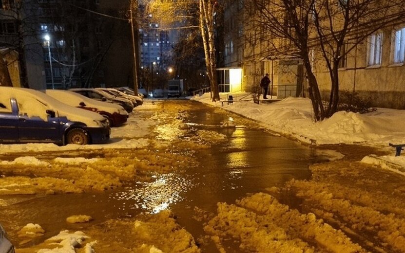    Двор дома на улице Ворошилова затопило в Ижевске