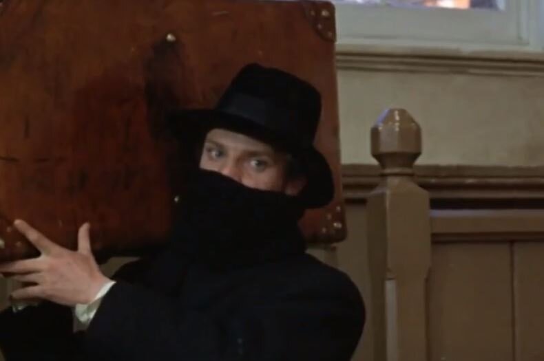 При первом появлении герой будто закрывается от вируса. 