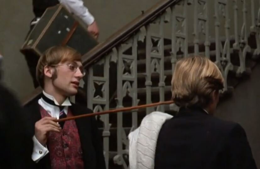 В любой момент тебя могут ткнуть палкой, указывая на "ненадлежащий" внешний вид.