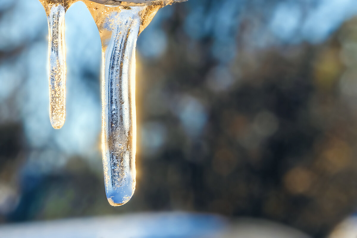 Включение естественных элементов зимнего пейзажа, таких как  ледяные образования, поможет создать атмосферу холода на фотографиях.