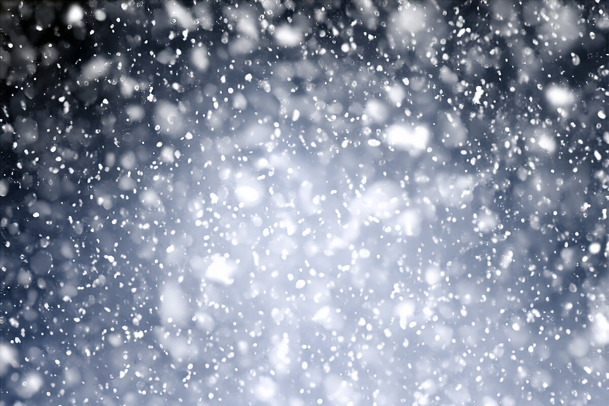 фотографии падающего или летящего снега со засечкой движения позволяют передать ощущение холода и движения воздуха. Для этого можно использовать более длительную выдержку, чтобы сделать снег размытым и создать эффект движения.