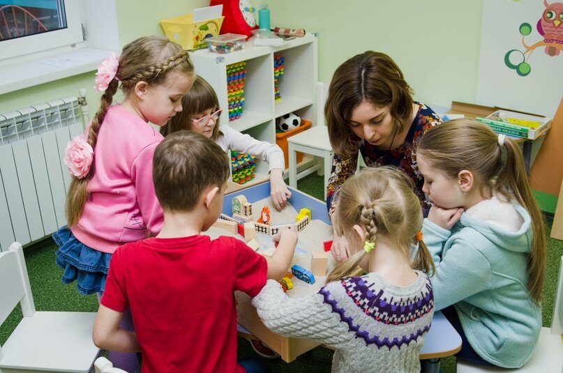 Марина Михайловна практикует игровую терапию с детьми.