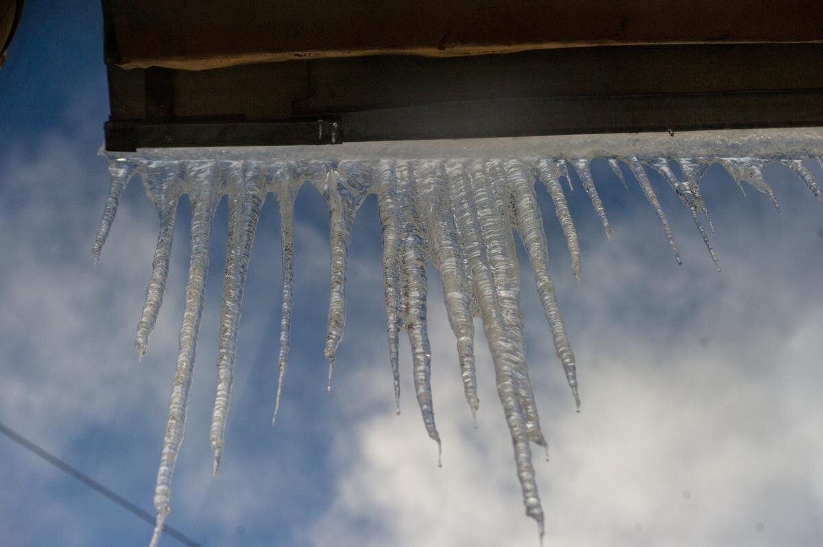 метель сосулька листопад. сосульки на крыше. красивые сосульки. рисование сосульки плачут. красивые сосульки на крыше.