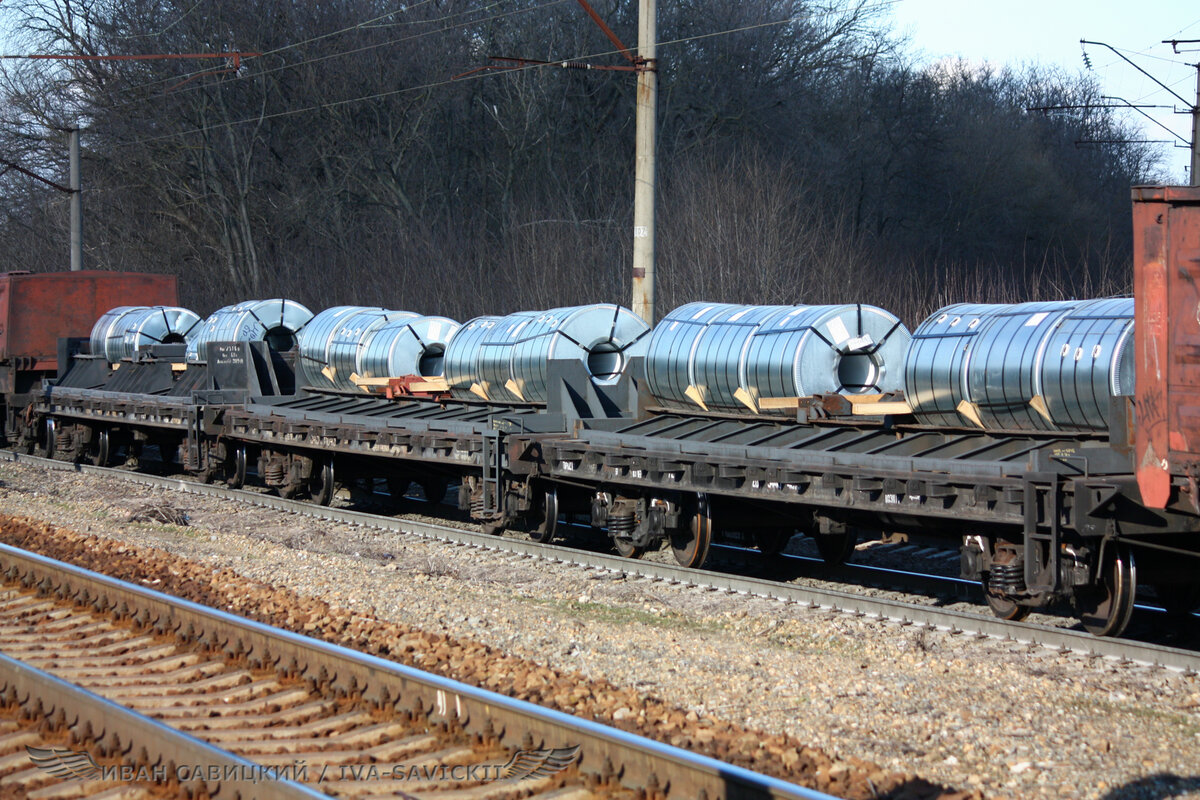 Железная дорога металл. Вагон платформа РЖД. Вагоны для перевозки металла. Сталь в рулонах на ЖД платформе. Вагоны с металлопрокатом.