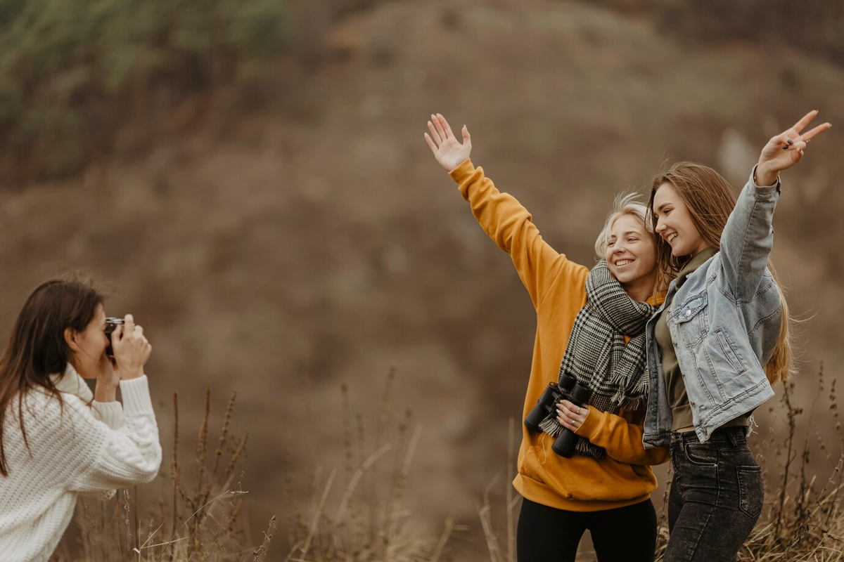 Подруга фотографирует. Фотографироваться с подругой. Фотографирует подругу. Подружки фотографируются. Подруги фотографируюца.