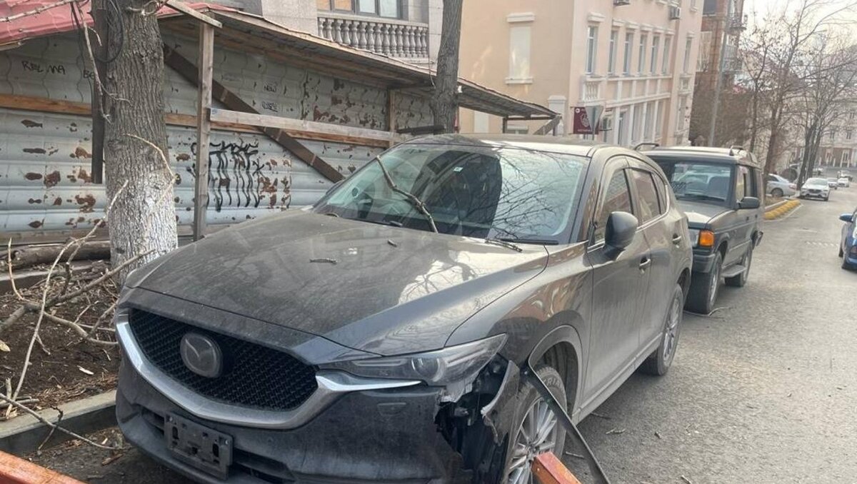     В среду 22 ноября в самом центре Владивостока произошло ЧП — строительная люлька сорвалась и приземлилась на землю, вырвав кусок переднего бампера из припаркованного автомобиля. В официальном сообщении говорится, что автомобиль пострадавший от падения люльки — Mazda CX-5.