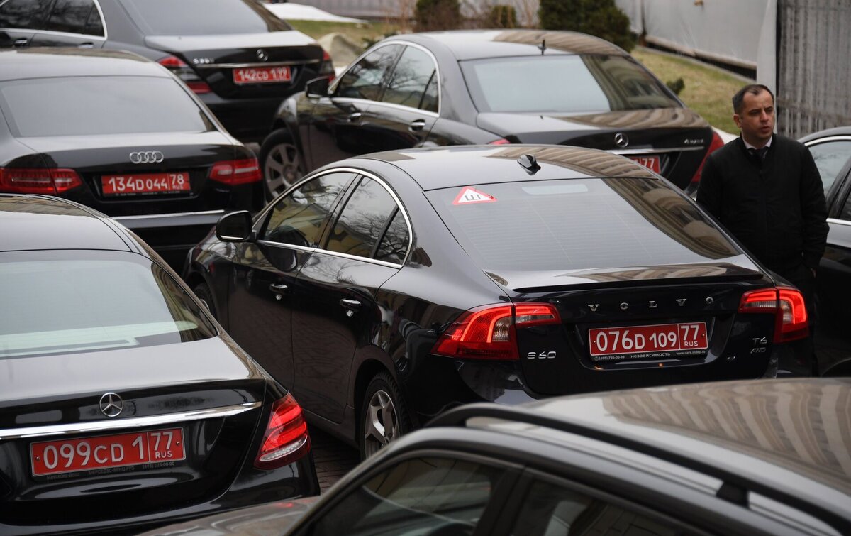 Вне зависимости от цвета госномера, водитель машины обязан неукоснительно соблюдать ПДД