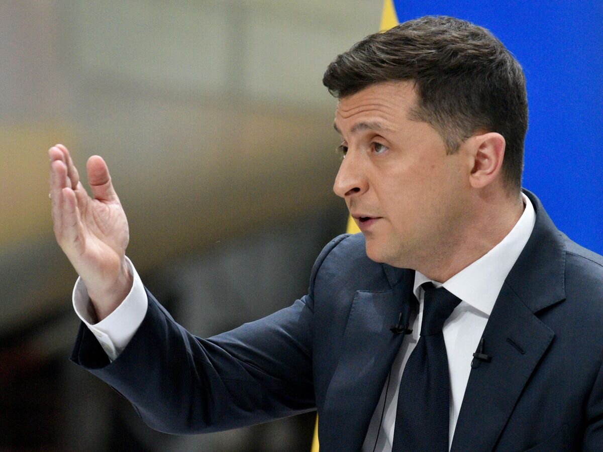    Президент Украины Владимир Зеленский во время пресс-конференции по итогам двух лет пребывания в должности главы государства на территории авиационного завода "Антонов"© РИА Новости / Стрингер