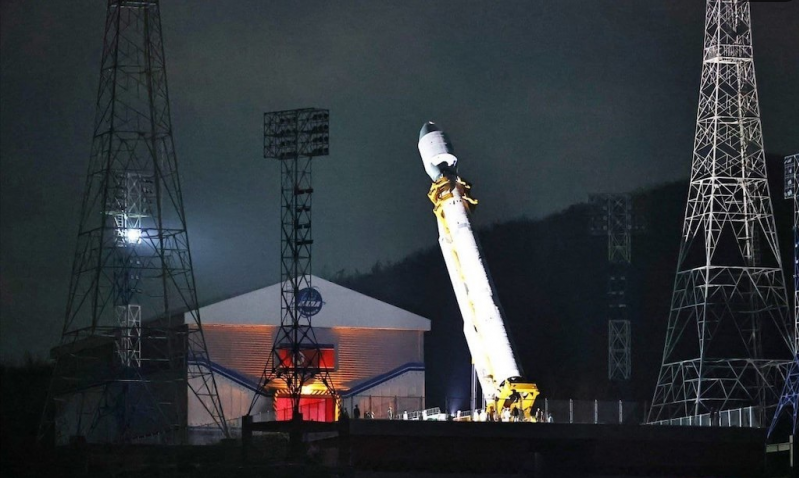Подготовка ракеты к старту. Фото из откр. источников. 