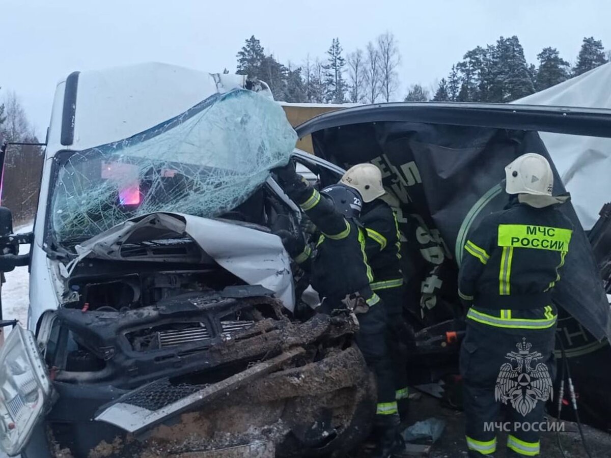 В результата аварии в Палехском районе мужчина оказался зажат в  микроавтобусе | IvanovoNEWS | БАРС | Новости | Иваново | Дзен