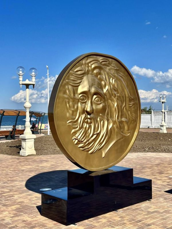 Золотой статер Пантикапея из пластика. Набережная г. Керчь.