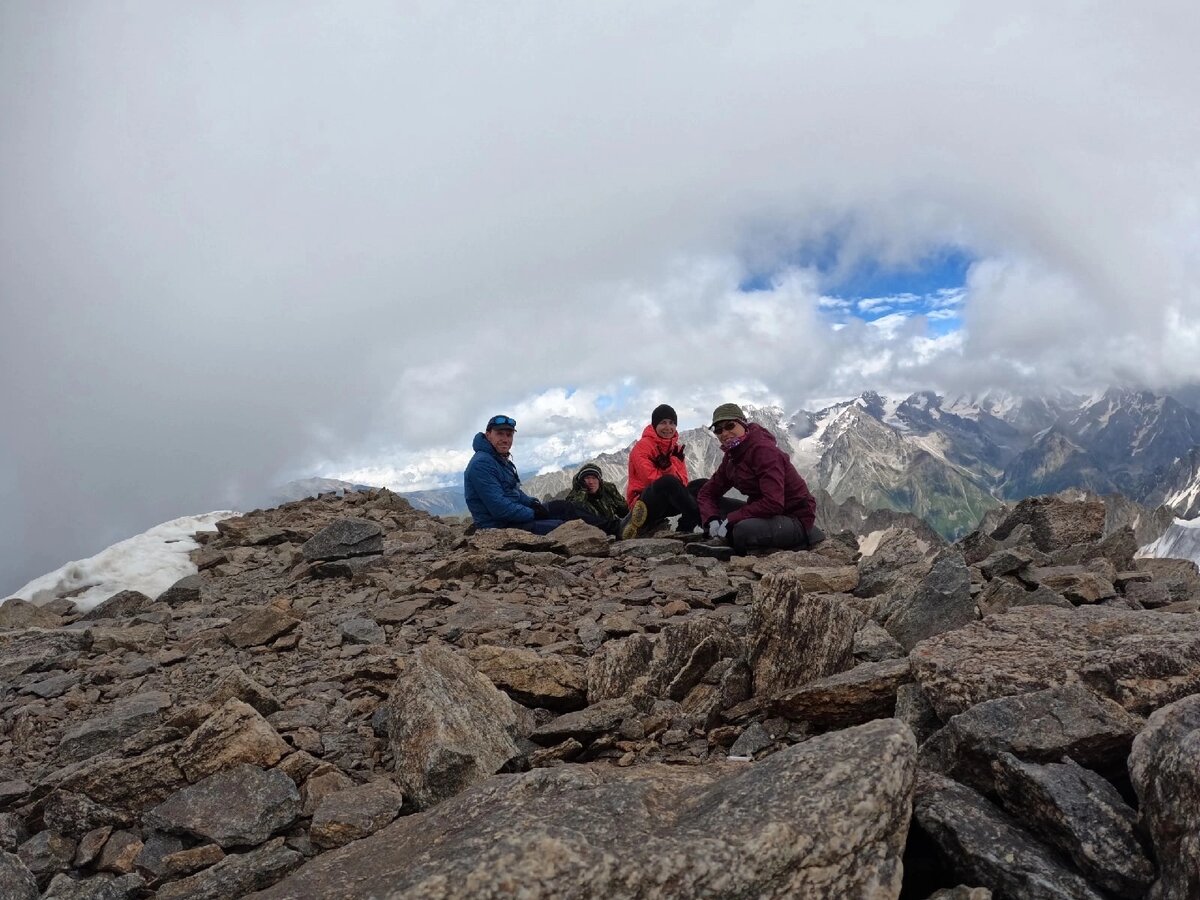Июль 2022. Гора Курмычи-тау. Провожу аклиматизацию друзей к восхождению на Эльбрус. Между такими походами работала онлайн.