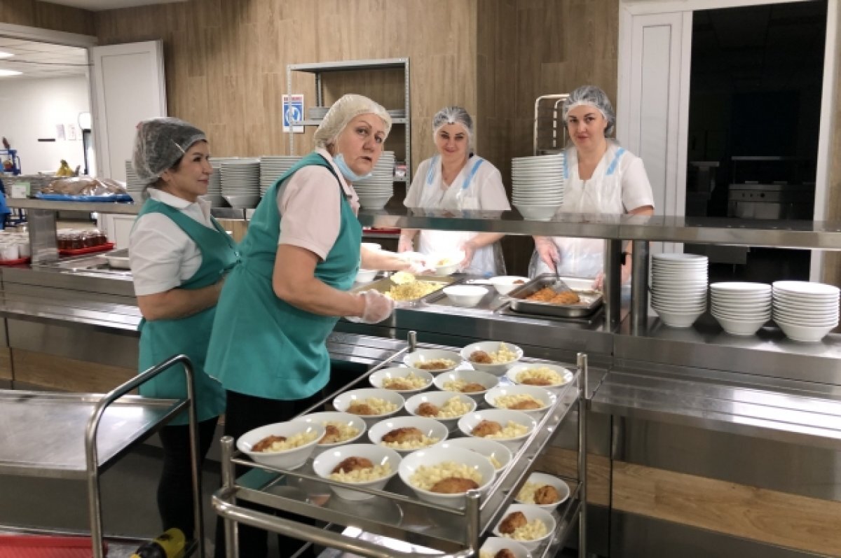     чемпионском пищеблоке ежедневно питается более тысячи школьников, их кормит команда из 14 поваров.