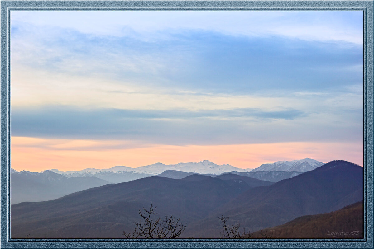 Перистые облака над вершинами Республики Адыгея 