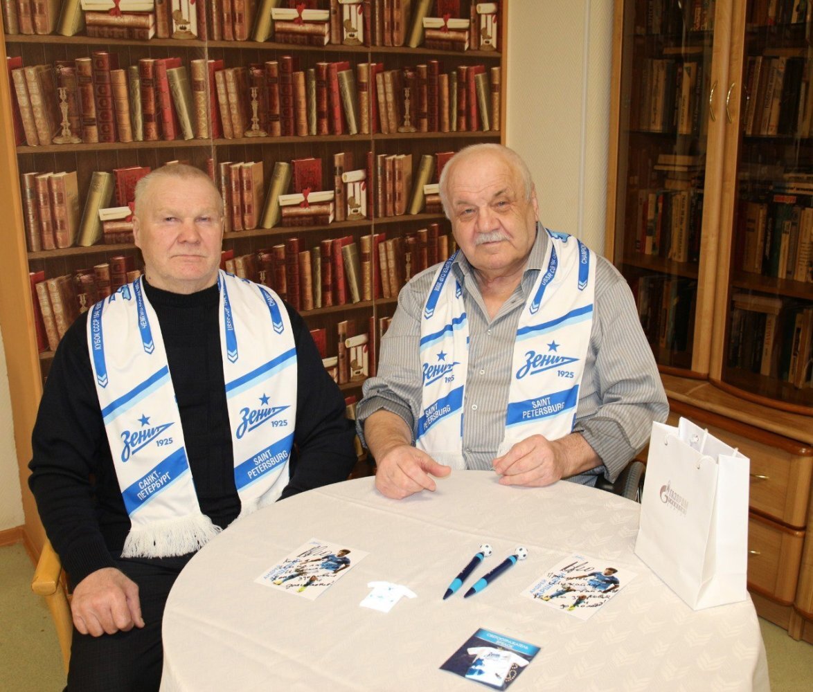    В Сургуте двум проживающим в геронтологическом центре передали автограф Аршавина