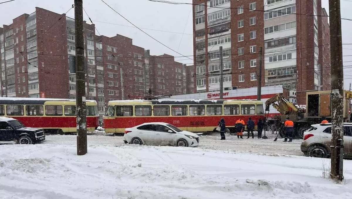     В Ижевске 22 ноября возобновили движение трамваев, которые не ходили более двух часов из-за повреждения контактной сети. Об этом сообщили в пресс-службе МУП «ИжГЭТ».