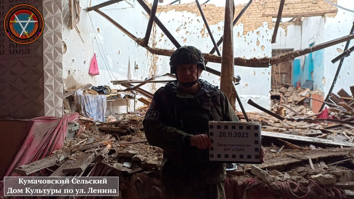 ОДНИМ "ХАЙМАРСОМ" РАЗБИЛИ МАШИНЫ ВОЛОНТЁРОВ, ВТОРЫМ - ГРИМЁРКУ С АРТИСТАМИ И СЦЕНУ. ФОТО: СКРИНШОТ T.ME/DNR_SCKK