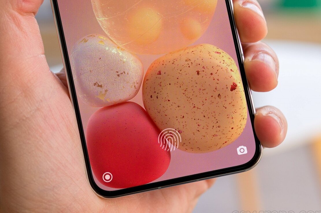 Тонкие рамки Xiaomi 13 напоминают о том, что это флагманское устройство. Источник: gsmarena.com