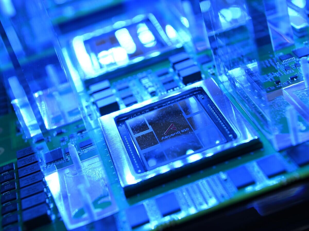    ИИ-процессор Ascend 910 © РИА Новости / Евгений Биятов