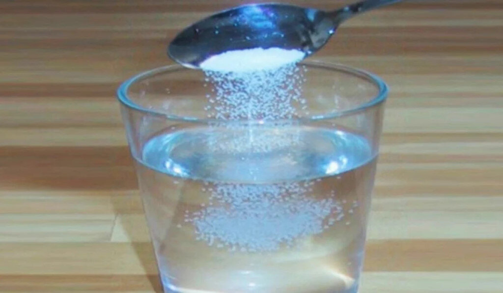 1 растворите в стакане воды. Растворение в воде. Растворение соли в воде. Стакан воды с солью. Соль растворяется в воде.