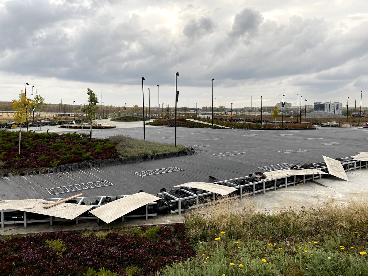 Монтаж катка. Фото от 8 октября 