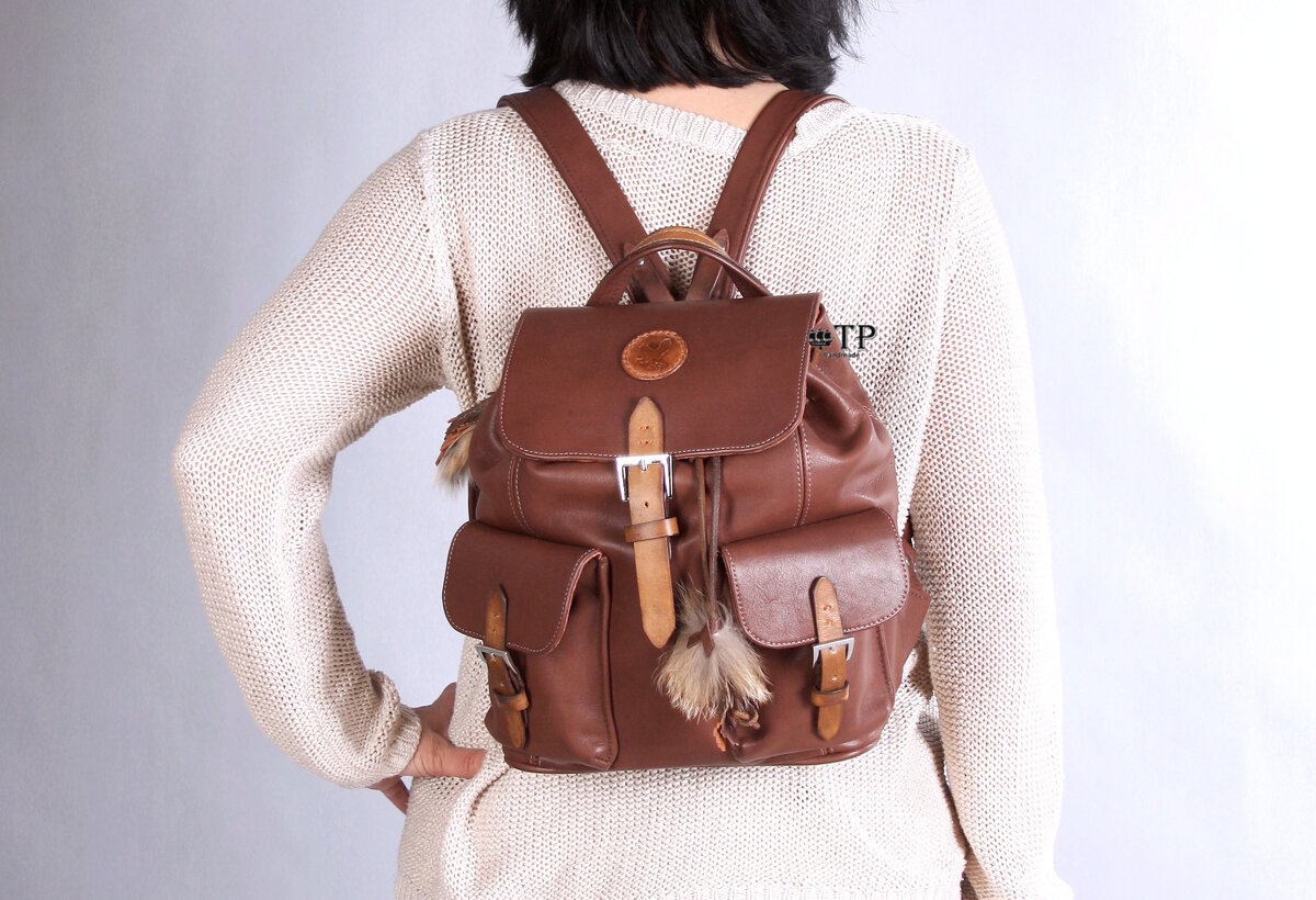 В нашей модели рюкзака “Arlette” мы использовали кожу хромового дубления (из нее сшит рюкзак) и растительного дубления (из нее изготовлены ремешки, верхняя часть ручки и украшение в виде орла). Чем отличаются эти два вида кожи? 
Кожу хромового дубления получают путем обработки шкуры солями хрома. При растительном дублении используют совершенно другие вещества (кору дуба, а также листья и плоды разных растений), а само дубление в этом случае занимает гораздо больше времени.

Кожа хромового дубления является более устойчивой к разного рода внешним воздействиям — прежде всего, к воде и грязи. Среди плюсов кожи растительного дубления чаще всего упоминают способность быстро приобретать патину —  красиво и неоднородно стареть, получая уникальную внешность. А еще «растишка» обычно менее гибкая и податливая, чем кожа хромового дубления, поэтому из нее получаются идеальные ремни, которые можно покрасить в нужный цвет.

В комбинации эти два вида кожи не только прекрасно дополняют друг друга в функциональном отношении, но и смотрятся просто бесподобно!