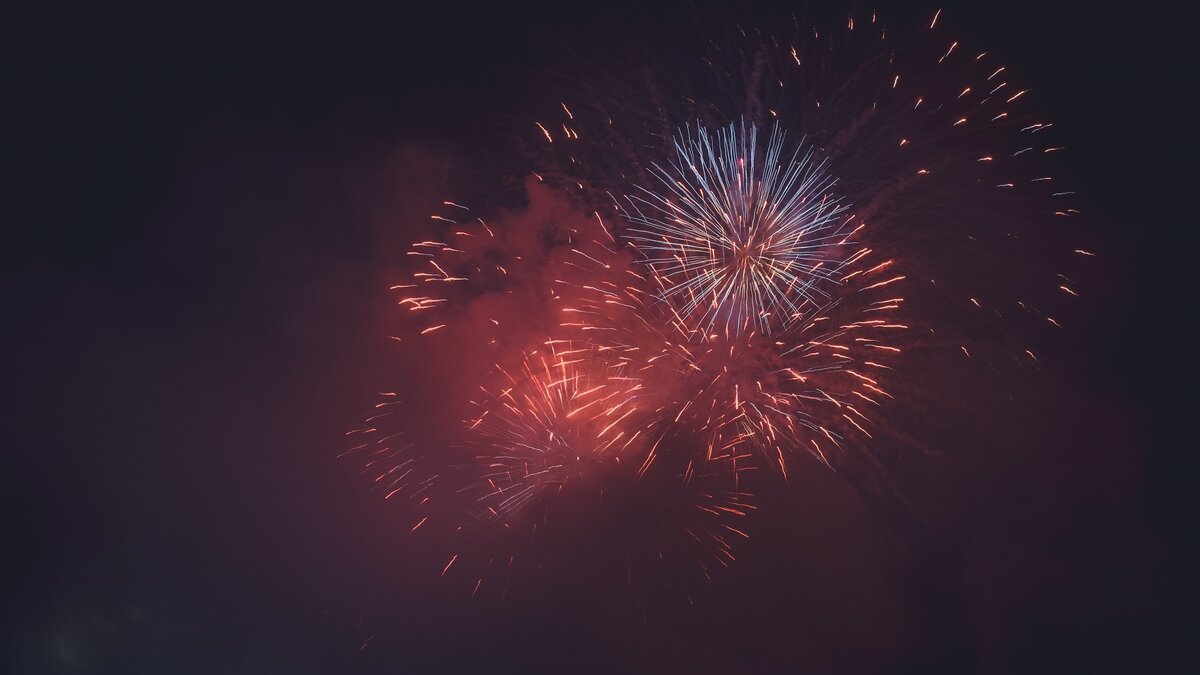     Ровно сорок дней осталось до Нового года. Этот праздник ждут и любят приморцы всех возрастов. Малыши — за подарки от сами знаете кого, а взрослые — за неделю законных выходных, которых, как оказалось, будет совсем не семь.