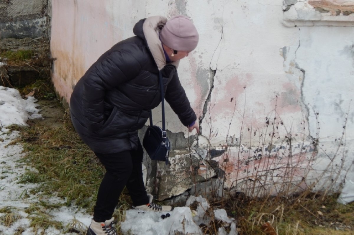    В здании то и дело образуются трещины.