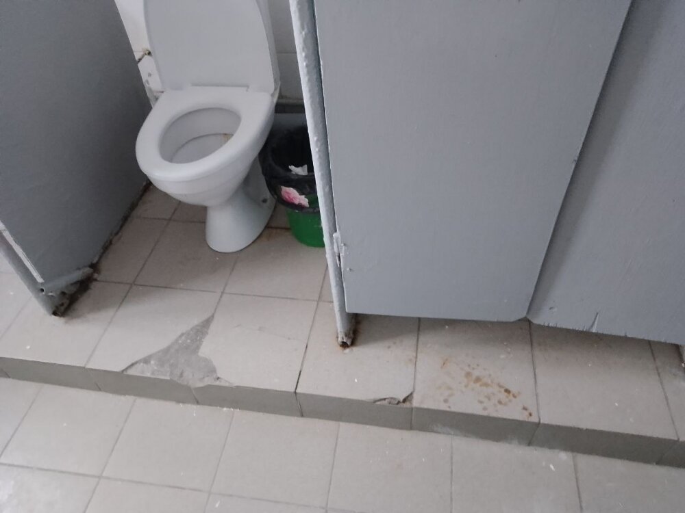    Человеку с плохой координацией непросто воспользоваться таким туалетом, не говоря уже о том, что кабинки не закрываются. Фото: «АиФ-Урал»/ Дарья Попович