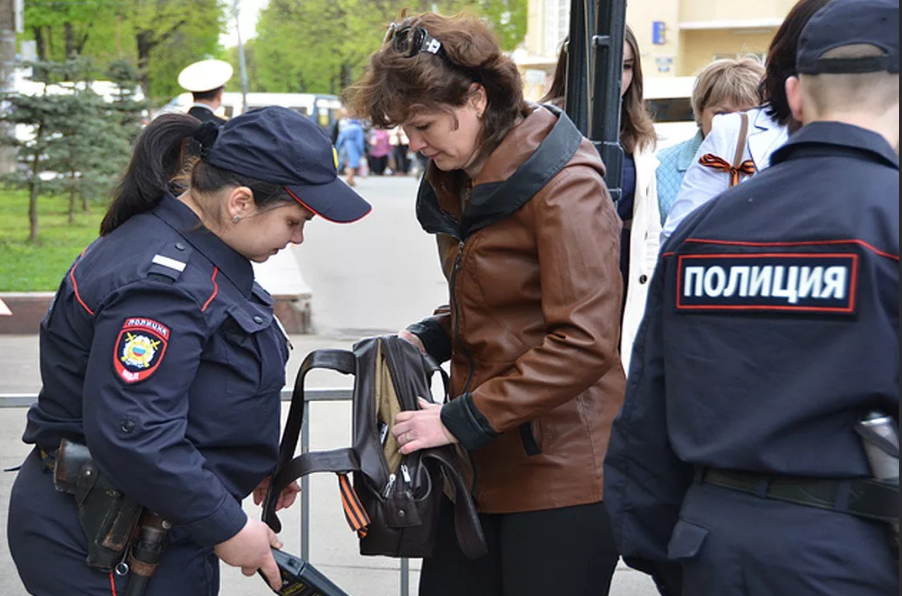 Установление полиции. Полицейский досмотр. досмотр сотрудниками полиции.