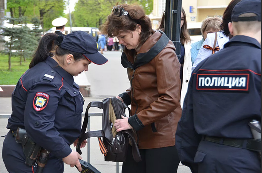 Визовая полиция. Полицейский досмотр. Досмотр сотрудниками полиции.