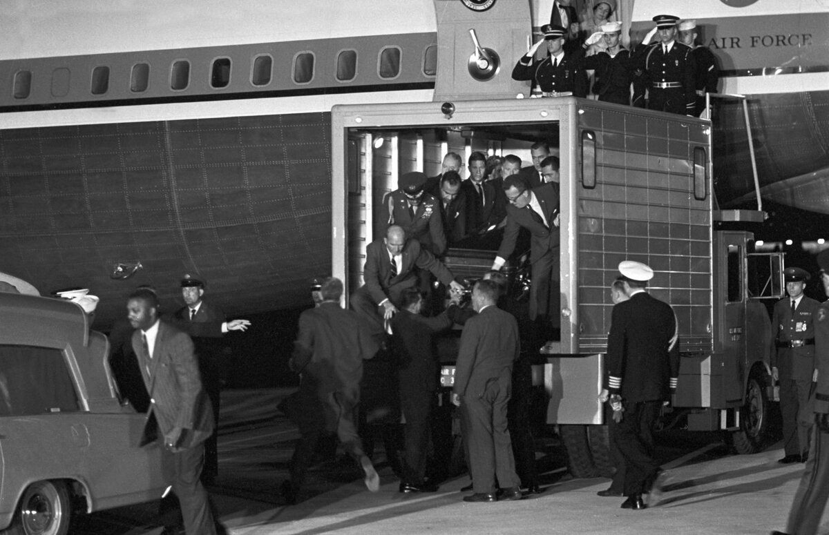    Погрузка гроба с телом Джона Кеннеди на борт номер один / Legion-Media / Schulman-Sachs