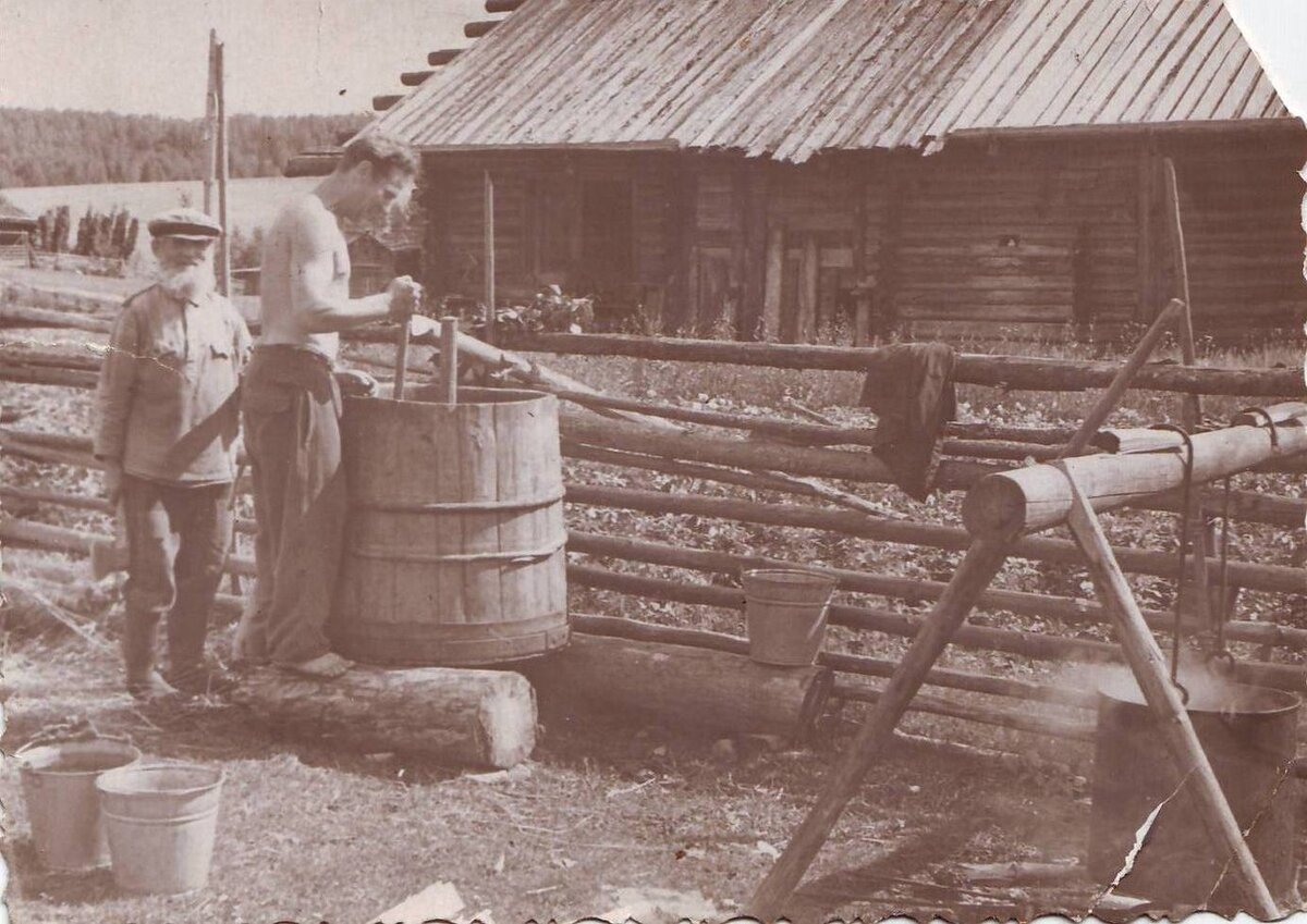 Варка пива. Фотография из открытых источников. Год и место съемки точно не известно.