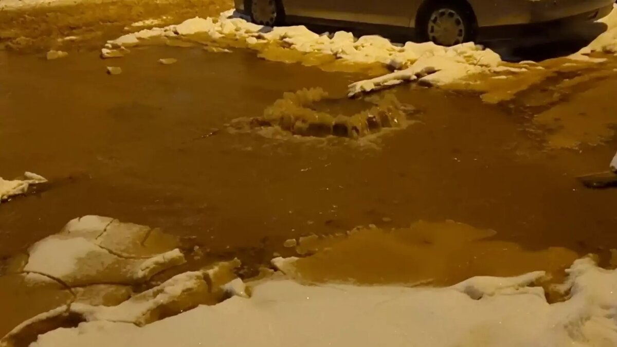     21 ноября вечером в Ижевске затопило двор дома на улице Ворошилова, там произошел порыв на трубопроводе.