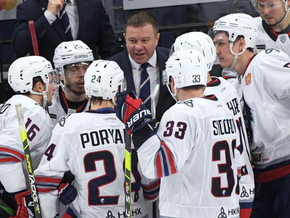    Главный тренер ХК "Нефтехимик" Олег Леонтьев (в центре) © РИА Новости / Владимир Федоренко