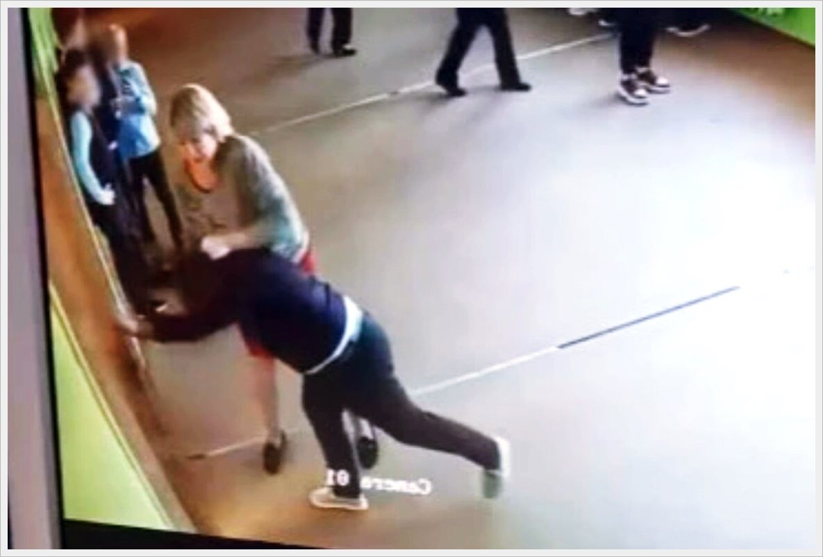 Драка учительницы и ученицы. Драка учительницы и ученицы. Драка в школе с учителем. Учительница дерется. Учитель избил ученика.