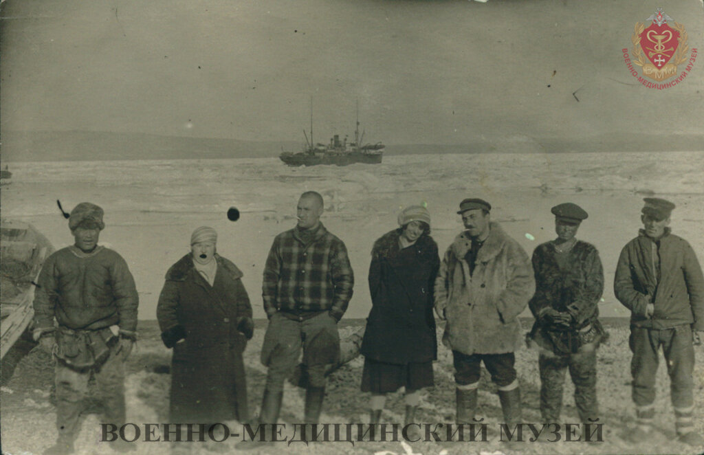 Чукотская культбаза на рейде – последний пароход. 1928 г. Из коллекции Военно-медицинского музея