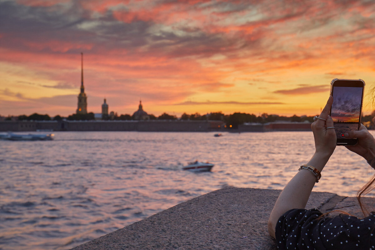 Вот пример: телефон с руками нужно было сместить левее, тогда фото было «уравновешено»