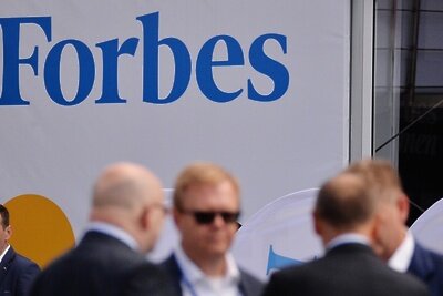    У баннера с логотипом Forbes на Экономическом форуме в городе Крыница-Здруй ©Алексей Витвицкий РИА Новости