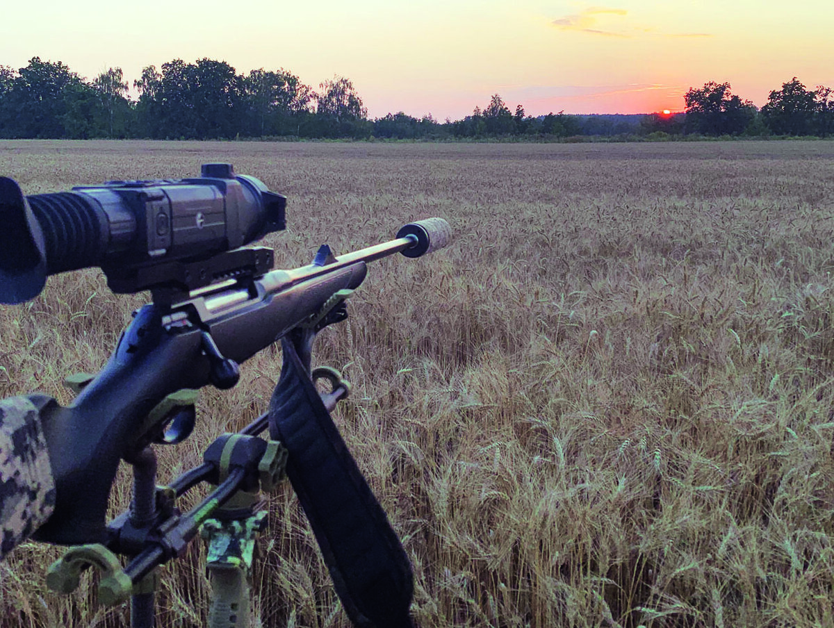     Для повышения точности стрельбы охотники используют разнообразные упоры. Фото Алексея Медведева.