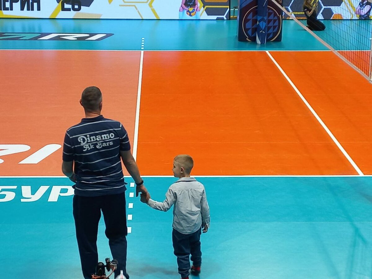 Сюжет матча: мама играет в одной команде, папа - в тренерском штабе другой. Тренер "Динамо-Ак Барс" Сергей Сикачев с сыном после матча. Фото: "Мяч над сеткой"