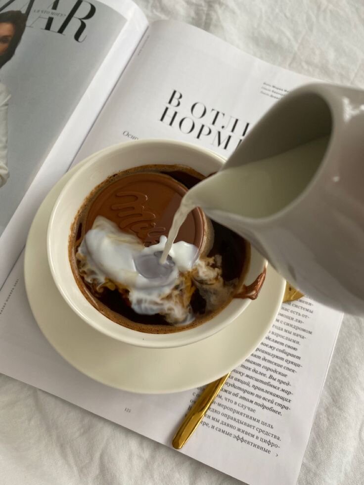 Истоки кофейной культуры можно проследить до Ближнего Востока, где кофе был впервые обнаружен в 15 веке. Напиток вскоре распространился по Европе и в конце концов попал в Америку. Изначально кофе употребляли из-за его стимулирующего действия, но со временем он стал больше, чем просто напитком. 

Он стал символом социального статуса, способом общения с другими и источником вдохновения для художников, писателей и интеллектуалов.
Сегодня кофейная культура — это глобальное явление. Это многомиллиардная индустрия, которая породила множество различных кофеен, каждая со своей уникальной атмосферой и стилем. В некоторых местах кофейни служат местом для общения, в то время как в других они служат тихим убежищем для чтения и размышлений. 

Кофейни стали центром творчества, предпринимателей и студентов, предлагая пространство для работы, сотрудничества и общения.
Одним из наиболее значительных факторов развития кофейной культуры является рост популярности спешелти кофе. Спешиэлти кофе производится из высококачественных зерен, которые обжариваются и варятся до совершенства. Это далеко от растворимого кофе массового производства, который так долго доминировал на рынке. Спешиэлти кофе берет свое начало в движении кофе третьей волны, которое возникло в 1990-х годах и сосредоточилось на ремесле и мастерстве приготовления кофе. Сегодня спешелти кофе есть везде, и любители кофе готовы платить больше за чашку своей любимой смеси.

Пускай кофе L'ANTICO☕ будет и в вашем доме дом 🏠 