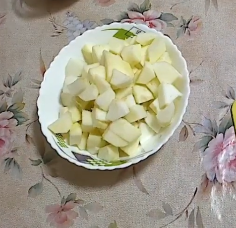 Далее подготовьте начинку для пирога. Яблоки очистите от кожуры и семян, нарежьте произвольными небольшими кусочками. 