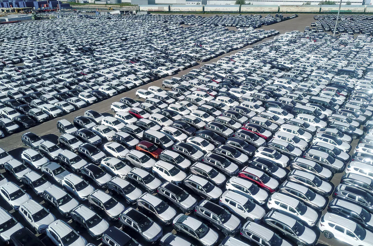 Покупай Москвич, если не хочешь «кирпич». Массовая блокировка иномарок в России