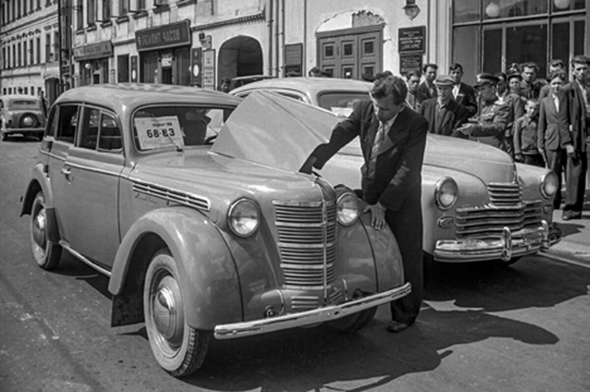 Магазин автомобилей на Бакунинской улице в Москве. 1950 год. Фото из открытых источников.