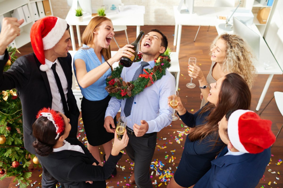    «Из окна валил дым».