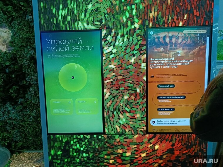    По всей локации работают экраны с интерактивными экскурсиями по знаковым местам региона