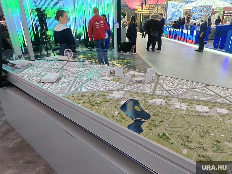    К стенду прикрепили специальный планшет, который позволяет рассмотреть макет «изнутри»