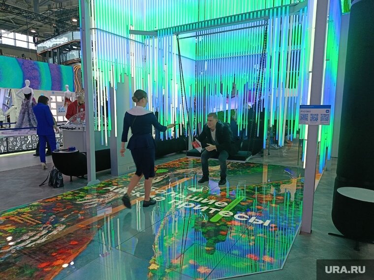    На напольном экране показаны знаковые природные объекты региона